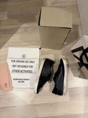 Golden goose  - Sprillans nya Golden goose! Bästa investeringen inför sommaren! Storlek 42! Vid minsta fundering kontakta oss!🌟✔️