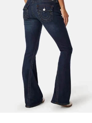 Mörkblå bootcut jeans True Religion - Snygga mörkblå  jeans från True Religion  Jeansen har låg midja och utsvängda ben. Joey Low Rise flare. Köpta för 1450. Säljer då de blivit för små 