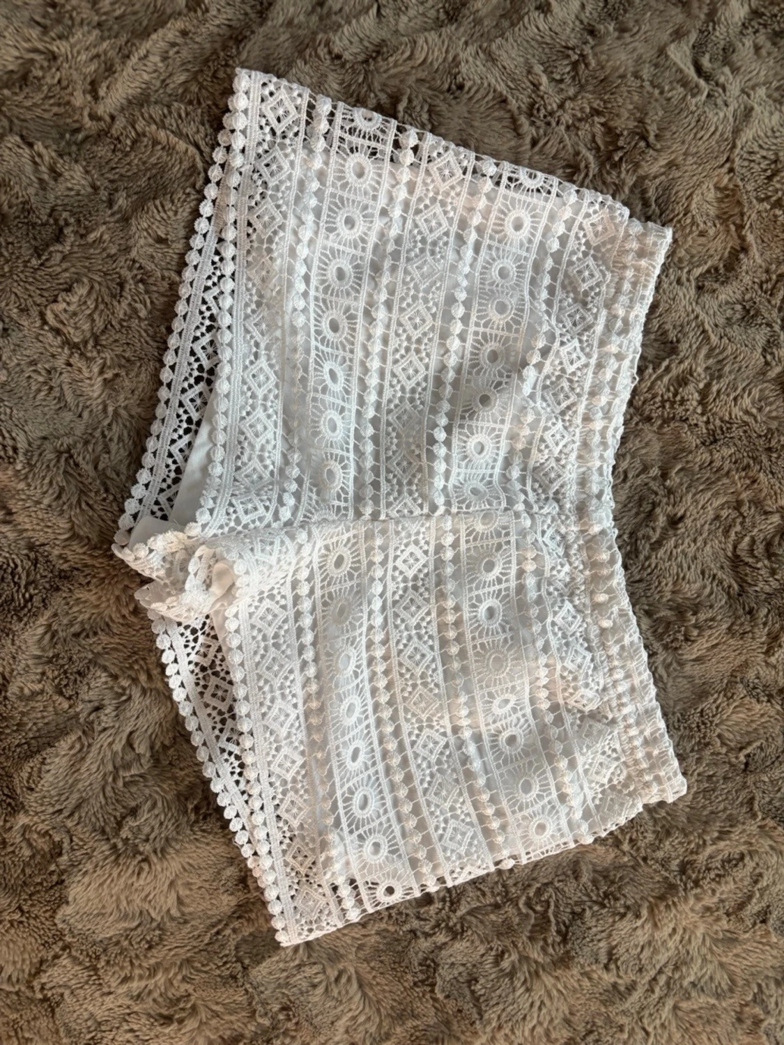 Vita spetsiga shorts