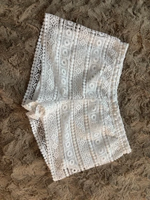 Vita spetsiga shorts - Säljer ett par jättefina vita spets shorts❣️De är från HM och är i storlek xs, säljer då de tyvärr är för små för mig