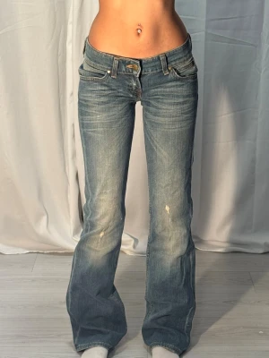 Lågmidjade bootcut Lee jeans  - Midjemått: 36cm. Gren: 17cm. Innerbenslängd: 81cm. Kolla in min profil, följ för fler plagg🙌