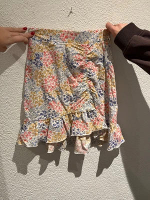 Blommig volangkjol från Gina Tricot - Säljer min kortkjol från Gina Tricot då den är för liten 🩷