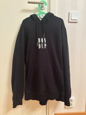 Svart hoodie från Dondup - Snygg svart hoodie från Dondup. Bra skick bara lite urtvättad vid kanter av tröjan men märks inte mycket. Annars inga defekter eller fläckar. Storlek M 