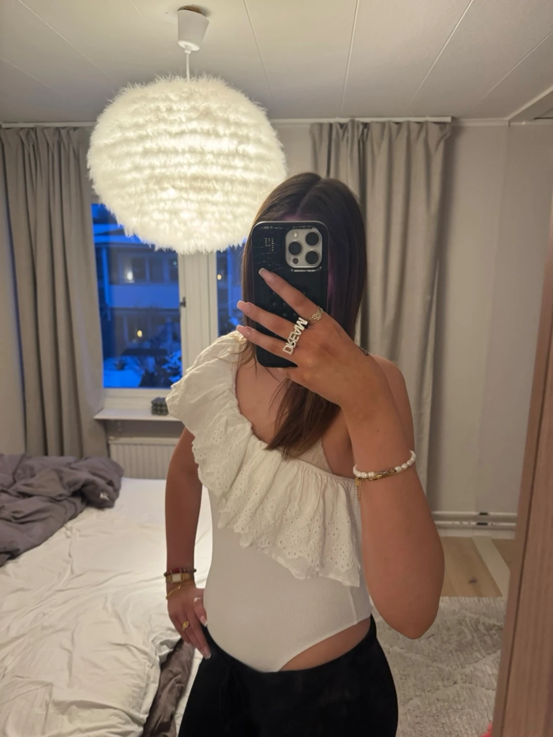 Vit off shoulder body med volang - 1