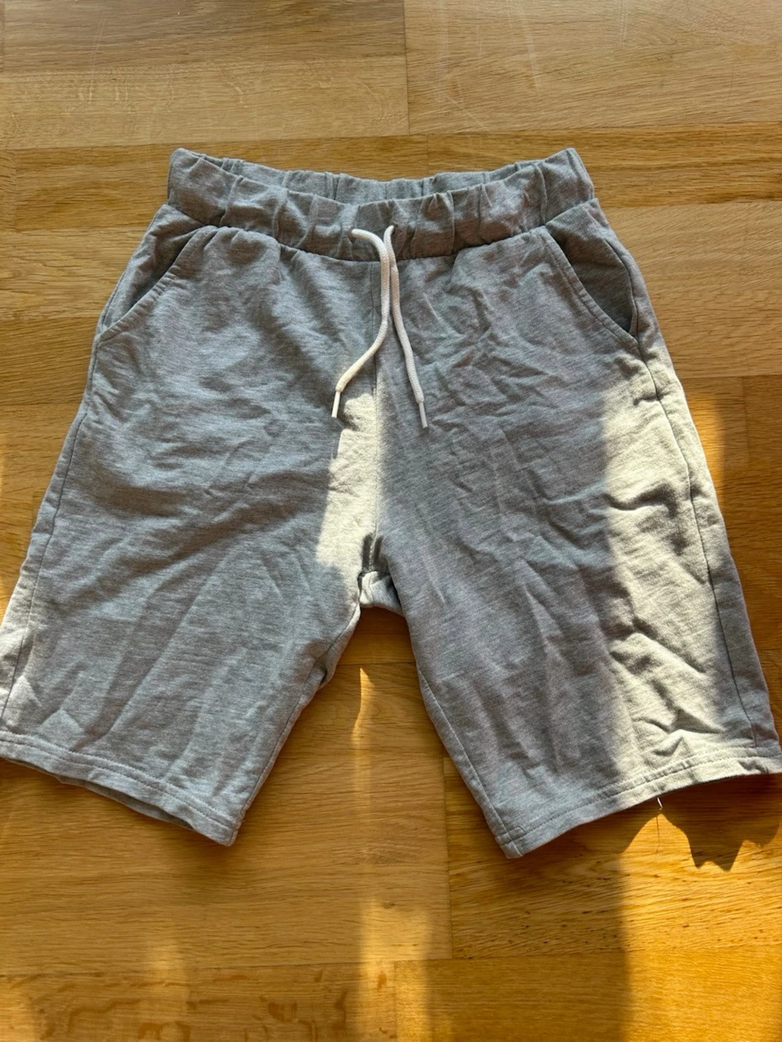 Grå mjukisshorts med snörning