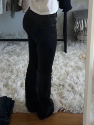 Låga jeans  - Super fina och sköna låga jeans!! Det finns två prickar vid ena fickan men inget som direkt syns, går säkert bort i tvätten🌸🌸 Passar både XS och S
