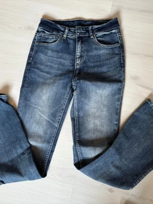 Blå raka jeans från SHEIN - Snygga blå jeans från SHEIN med raka ben och klassisk femficksmodell. Jeansen har en tvättad look med ljusare partier framtill och är tillverkade i bomullsmix. Perfekta för en avslappnad och trendig stil.