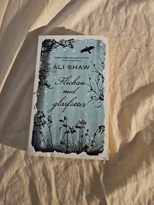 Flickan med glasfötter av Ali Shaw - En magisk och gripande roman av Ali Shaw, 'Flickan med glasfötter', utgiven av Bra Böcker. Boken är i pocketformat. Är i bra skick