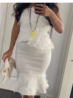 Student klänning  - Säljer min studentklänning som är använd en gång och i super fint skick! Storlek 34 men passar 36.