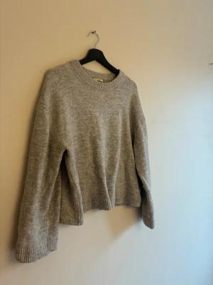 Grå stickad tröja - Mysig grå stickad tröja.