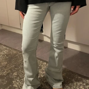 Jeans - Super fina ljusblå jeans från weekday! Lite slitna längst ner och några små defekter men annars bra skick 😊