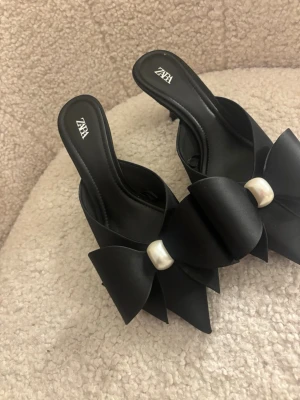 Svarta klackar med rosett från Zara - Stilrena svarta klackar från Zara med öppen häl och spetsig tå. Dom ör i storlek 35 men jag har normalt 36/37 jag upplevde dom lite stora i storleken💞💞
