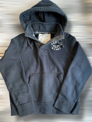 Abercrombie and Fitch Hoodie L - Unik och sällsynt Abercrombie hoodie i storlek L. Toppen skick utan några defekter! Hör gärna av er vid minsta fundering!🙌