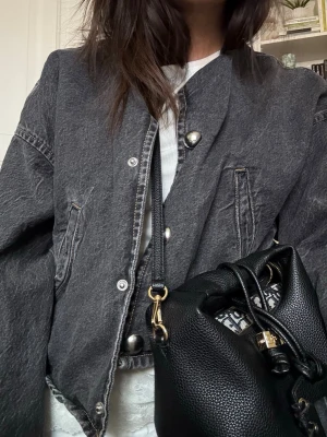 Jeans jacka  - En jeansjacka från H&M i storlek S. Den är knapp använd. 