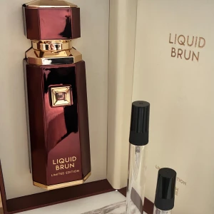 Liquid Brun Limited Edition parfym - Den nya Lquid brun Limited Edition  Splittas ut på 5 respektive 10ml. 55/90kr    Glasdekant, etikett, läcktätband och vaddering!   