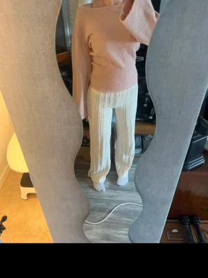 Ljusrosa stickad tröja Gina Tricot - Superfin ljusrosa stickad tröja från Gina Tricot med avslappnad passform och långa ärmar. Tröjan har en mjuk och mysig känsla, perfekt för lager-på-lager och chill dagar. Enkel design som är lätt att matcha med olika outfits.