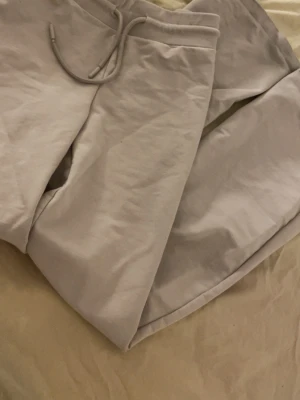 Beige grå vit tight mjuka mjukisbyxor byxor pants lager 157 snöre - Köptes för 250kr. 🤌🏼🤌🏼 så skönaaaa, passar för våren och sommaren😽😽