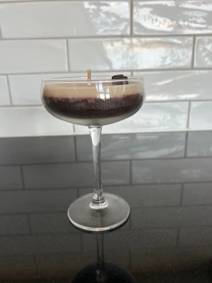 Espresso doftljus - Espresso Dream ☕️ Ett doftljus som både luktar och ser ut som en espresso martini.🍸 Brinntiden är över 16 timmar. Den enda defekten gäller bara estetiska skäl, därav påverkas inte produktens användning i sig. Finns att hämta upp på ProCivitas Privata Gymnasium Södermalm, Tullgårdsgatan 12, om man inte vill betala frakt! Original pris: 129 kronor