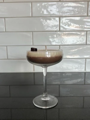 Espresso doftljus - Espresso Dream ☕️ Ett doftljus som både luktar och ser ut som en espresso martini.🍸 Brinntiden är över 16 timmar. Den enda defekten gäller bara estetiska skäl, därav påverkas inte produktens användning i sig. Finns att hämta upp på ProCivitas Privata Gymnasium Södermalm, Tullgårdsgatan 12, om man inte vill betala frakt! Original pris: 129 kronor