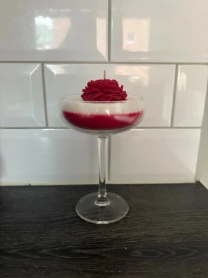 Doftljus red blossom - Valentine edition ljus! Ett doftljus som doftar av söt vanilj och ser ut som en drink med en vacker detaljerad blomma 1 Brinntiden är över 16 timmar. Finns att hämta upp på ProCivitas Privata Gymnasium Södermalm, Tullgardsgatan 12, om man inte vill betala frakt!
