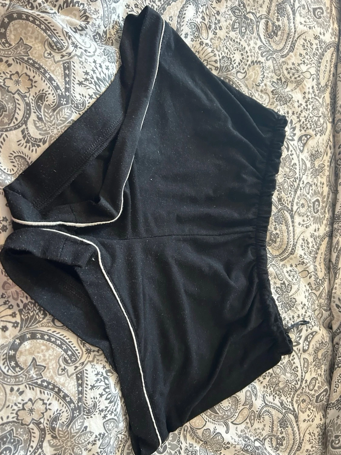 Svart pyjamasset med vita detaljer - 1