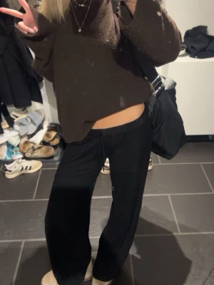 Brun stickad tröja hm - Brun stickad tröja från hm nypris:300 använd typ 5 gånger lite nopprig men inget man tänker på 