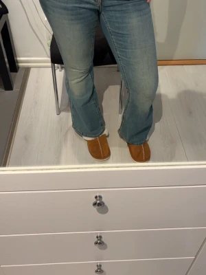 Flared  jeans  - Beautiful Vero Moda flared jeans in a classic blue wash. These jeans have a flattering fit with a slight flare that creates a stylish and feminine silhouette. Perfect for everyday wear, casual outfits, or a trendy Y2K / 90s inspired look.  They are comfortable, easy to style, and work with sneakers, boots, or heels. In good used condition with natural fading that gives a cool vintage vibe. 