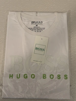 Vit Hugo Boss t-shirt med logga - White Hugo. Boss t shirt 