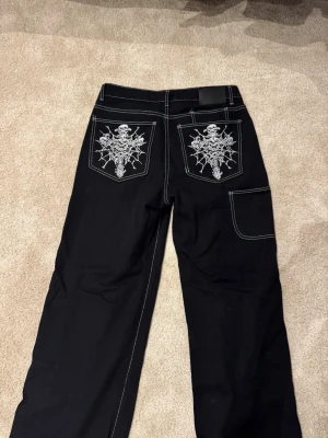 Byxor med mönster - Tjena! Säljer dessa riktigt snygga byxor i nyskick! Midja 42cm Längd 105cm. Skriv vid frågor och funderingar. Priset ej fast 🙌