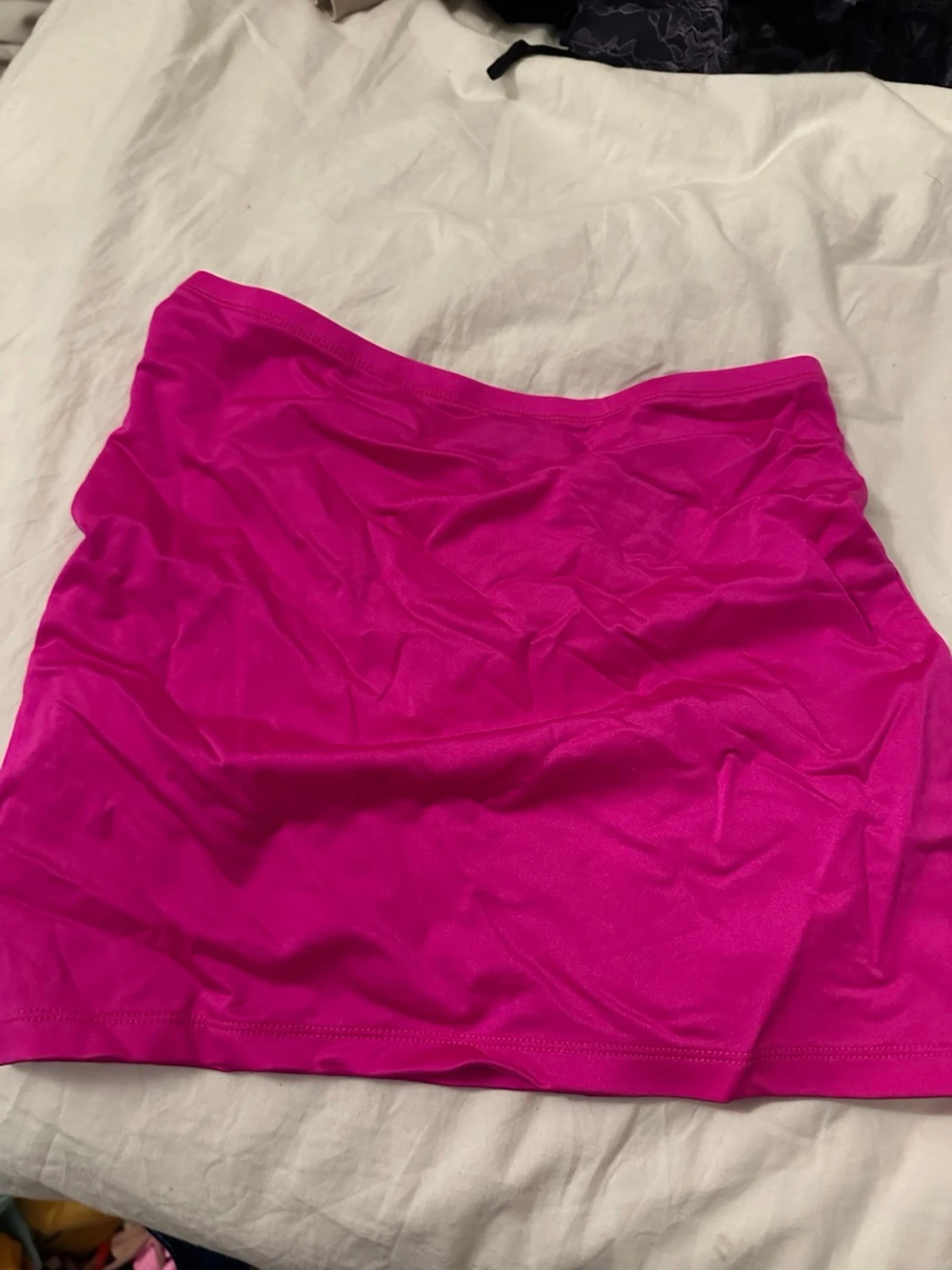 Knallrosa kjol i stretchigt tyg