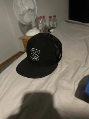 New era keps (ny) - Säljer denna new era keps då den inte använts nått. Använd kanske 3 gånger så inprincip ny, köpte den från hatstore för 599 kr. Den är i storlek 55cm