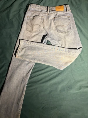 Ljusblå ”loose chris” jeans från Jack & Jones  - Säljer ett par ljusblå raka jeans från Jack & Jones. Helt okej skick och är synligt sätt storlek 31/34 men skulle inte alls hålla med utan tycker närmare 31/32 när jag jämför med andra jeans. Skriv om frågor!