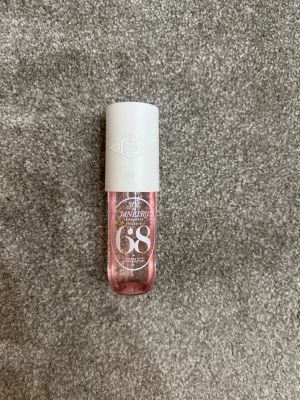 Sol de Janeiro Brazilian Crush 68 - Fräsch och trendig parfymmist från Sol de Janeiro, Brazilian Crush Cheirosa 68. Flaskan är cylinderformad med rosa glas och vit plastkork. Doften är inspirerad av brasiliansk sommar och har en söt, blommig vibe. Perfekt att ha med i väskan för en snabb uppfräschning.