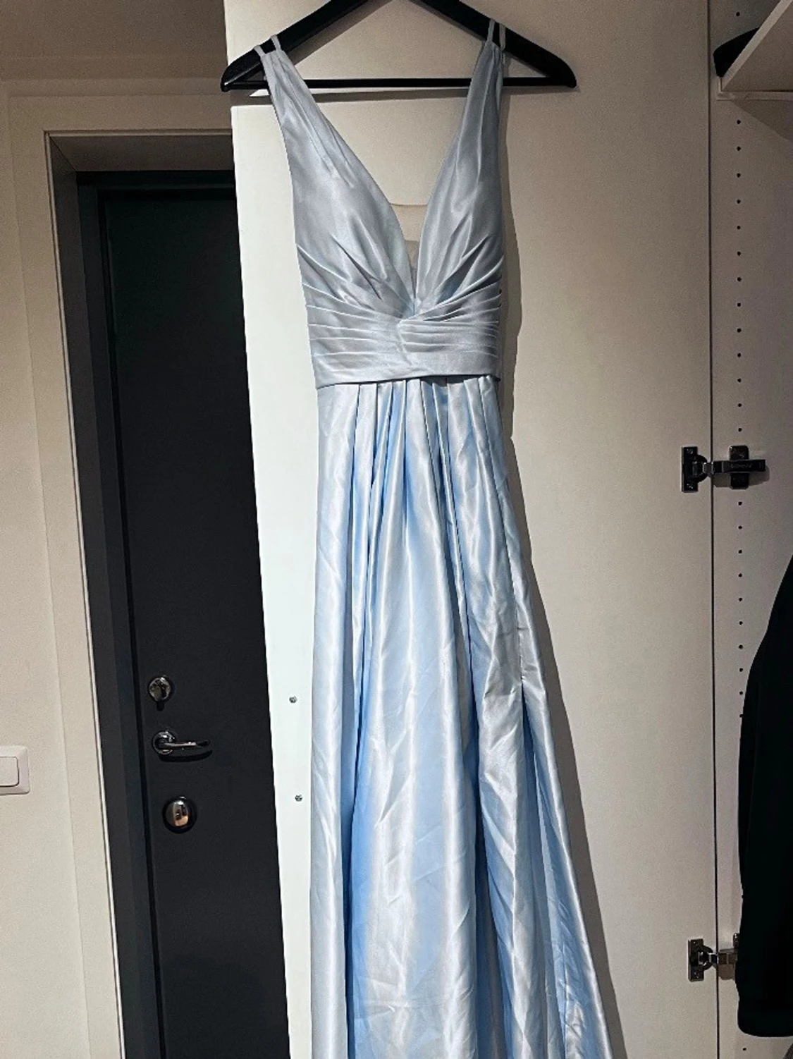 Ljusblå långklänning med v-ringning