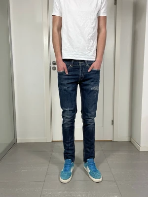 Dondup George Jeans  - Säljer nu dessa Dondup George Jeans med snygga slitningar i populär design, skriv för fler bilder/frågor🙌🏼