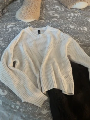 Vit stickad tröja med strukturmönster - väldigt skön stickad tröja, säljer då den aldrig kmr till användning 