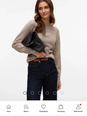 Beige stickad tröja - Säljer en stilren beige stickad tröja med rund hals och långa ärmar. Tröjan har en mjuk och lite lös passform, perfekt för lager på lager. Materialet ser ut att vara en ullmix som ger en mysig känsla. Enkel och tidlös design som passar till det mesta. Lite nopprig men annars fin tröja