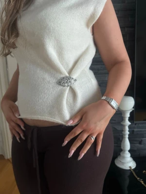 Klädsmycke  - Detta är ett klädsmycke som ger din garderob ett nytt liv. En elegant detalj som även ger en bättre passform. Skriv privat om ni har fler frågor angående produkten💕