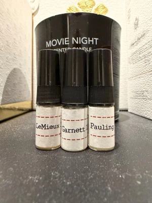 Parfymprover OneBoldChemist LeMieux, Garnett, Pauling - Tre små parfymprover med svarta lock och vita etiketter med namnen LeMieux, Garnett och Pauling. Flaskorna är cylinderformade och gjorda av genomskinlig plast. Perfekta för att testa olika dofter. 2ml vardera