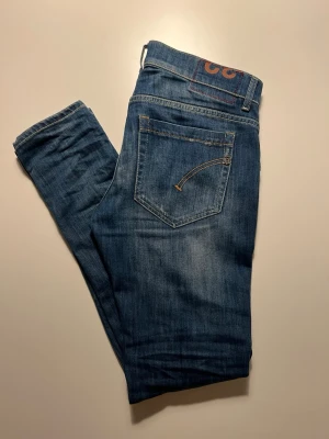 Dondup George - marinblå - size 32 - Tjena! Säljer dessa as sköna Donduzzz i modellen George. Brallorna är i ett fint skick för ett schysst pris! Byxorna har använts 4-5 gånger. Pris kan diskuteras vid snabb affär och vid fler frågor så är det bara att skicka iväg en chatt! Mått förekommer under:  Midja: 41 cm Ytterbenslängd: 104 cm Innerbenslängd: 77,5 cm Benöppning: 15 cm  MVH VMresell