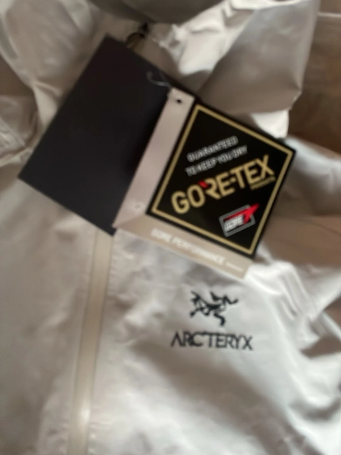 Ljusgrå regnjacka från Arc'teryx - 1