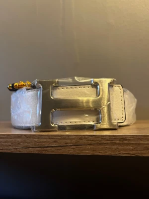 Her-mes-bälte - Tjena, säljer en helt ny bälte oanvänd med armband och en metallbit som används till storlek. 