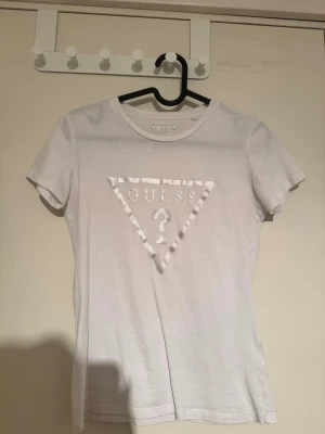 T-shirt  - Säljer denna fina T-shirten från Guess då den börjar bli för liten och inte används alls.