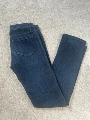 Club Monaco jeans - Snygga mörkblå jeans med rak passform, storlek 27🙏🏼