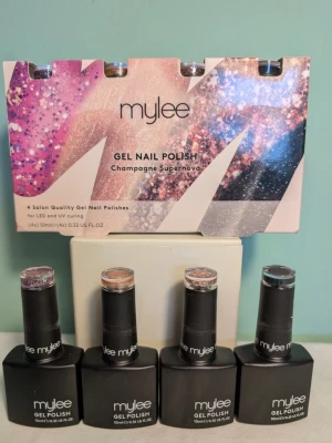 Mylee Gel Nail Polish Set Champagne - Säljer ett set med fyra gelnagellack från Mylee i färger inspirerade av champagne och glitter. Setet heter Champagne Supernova och innehåller nyanser med metallic och skimrande finish. Perfekt för dig som gillar glittriga och eleganta naglar. Används med LED eller UV-lampa.