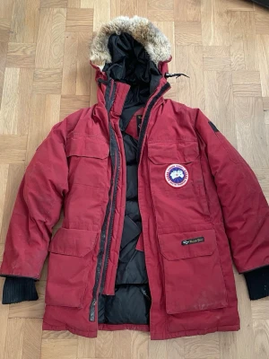 Canada goose Parka - Utmärkt skick! Såklart äkta, har med bilder på alla etiketter om du är osäker. Storlek 2xs herr eller s dam. Skriv jättegärna om du har en fråga innan du köper!