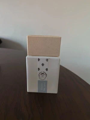 Giardini di toscana celeste 100ml - Giardini di toscana celeste 100ml  Skulle säga att 95% är kvar i flaskan.  Förvarad i mörk låda och svalt rum.  Säljer den då den endast står hos mig och kommer inte till användning. Mängd på sista bilden.