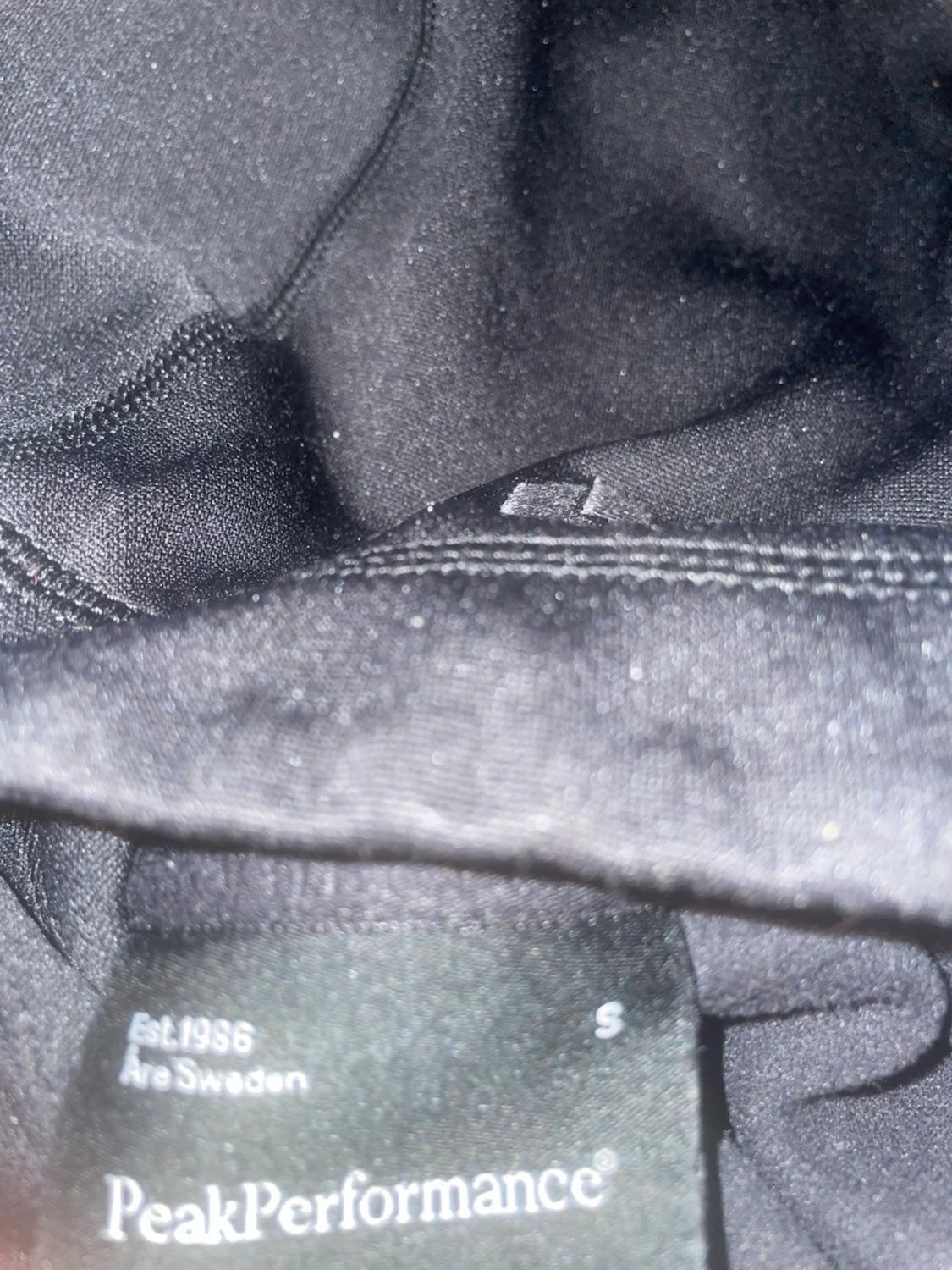 Svart hoodie från Peak Performance - 1