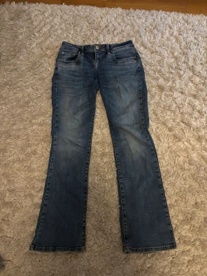 Lågmidjade bootcut jeans/LTB jeans Valerie! - LTB jeans i modellen valerie!! Lågmidjade och bootcut i storleken 27/30, alltså 27 i midjan och 30 i längden. Pris kan diskuteras!!💕