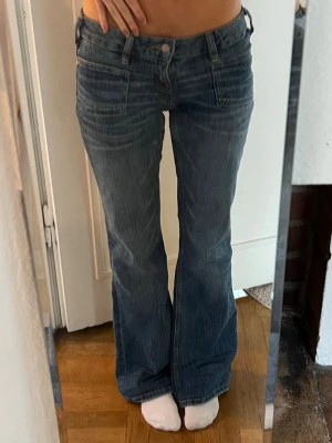 Low waist bootcut jeans  - Säljer dessa washed blåa brallor för rensar ut mina jeans. Använd en/två gånger och sitter sååå snyggt på💞 